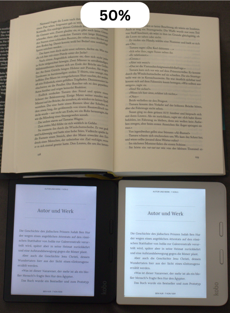 Kobo Libra Color vs Libra 2 - Text bei 50% drinnen mit Buch zum Vergleich.