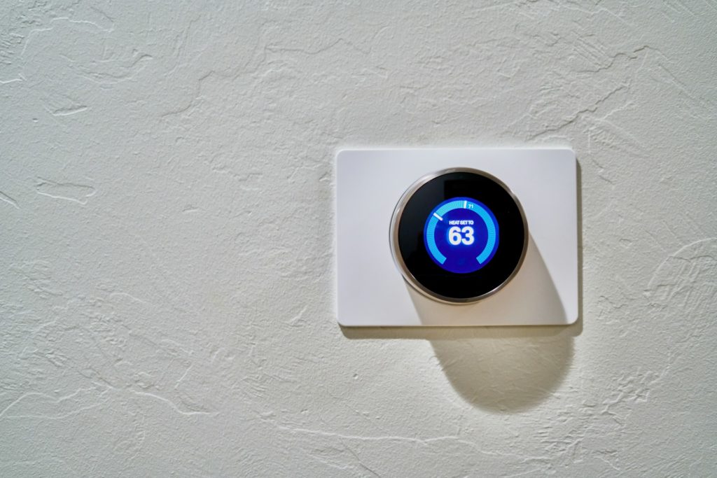 Smarthome Thermostat zeigt eine Temperatur an